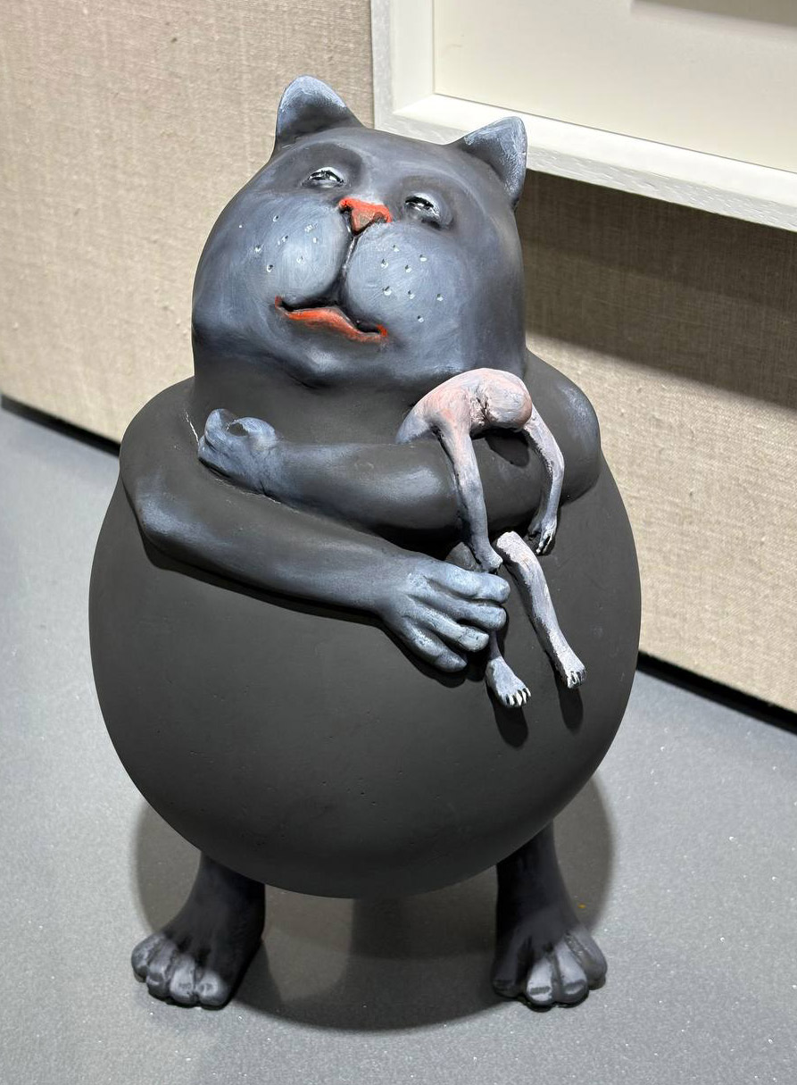 Кот завел себе человека