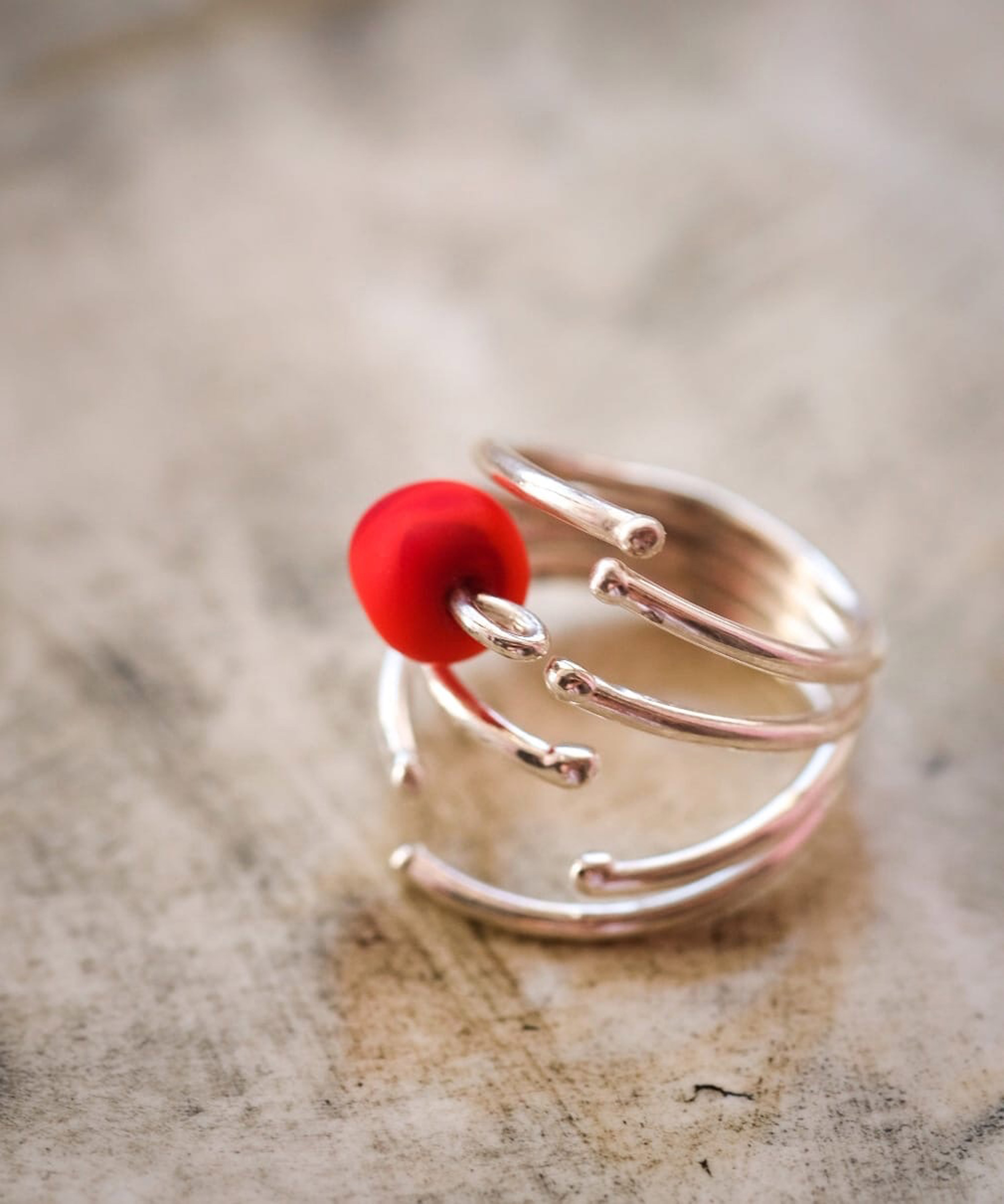 Кольцо с красным матовым стеклом